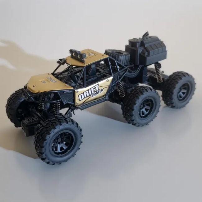 Best RC Metalic Monster truck with 6 wheels and smoke. In Three different colours. High finishing Best RC cars.